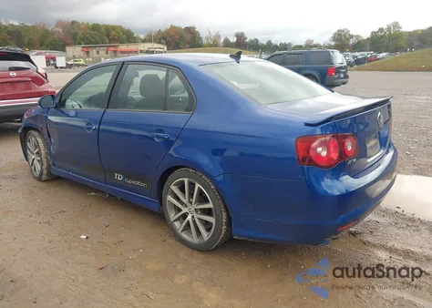 2010 Volkswagen Jetta Tdi Cup Edition z USA, uszkodzony, nr VIN 3VWHL7AJ6AM087084